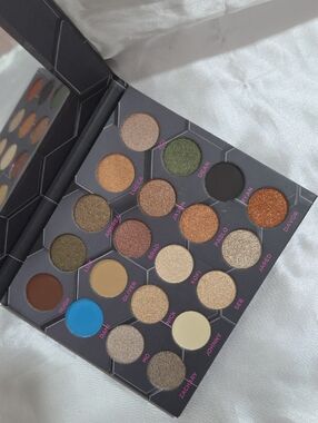 20 Neutral & Metallic Women’s Eyeshadow Palette - Multi-Color